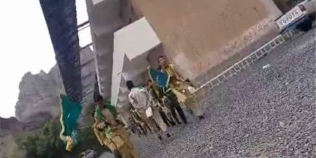 مقطع مرئي يوثق تحويل ميليشيا الحوثي المدارس إلى مراكز تجنيد - [فيديو]