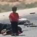 صورة طفل أمام جثة والدته تفجع السوريين بعد مأساة تصادم الحافلتين
