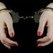 القبض على امرأة أمريكية سرقت 32 مليون دولار من مساعدات كورونا