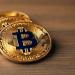 بيتكوين تصعد إلى 64 ألف دولار قبيل قرار الفيدرالي الأمريكي