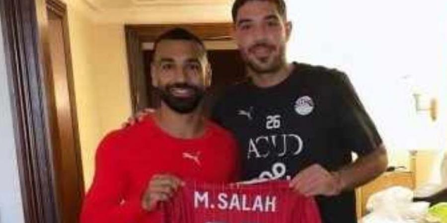 محمد صلاح يهدى قميص ليفربول لحمزة علاء فى معسكر المنتخب