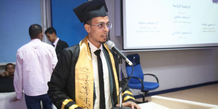 رئيس جامعة جنوب الوادي يشهد حفل تخرج كلية العلاج الطبيعى