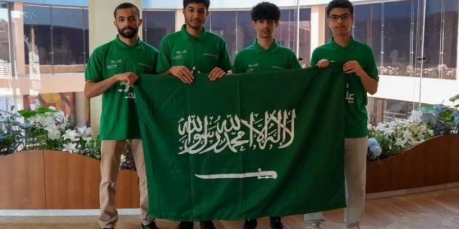 المنتخب السعودي للمعلوماتية يعود إلى أرض الوطن متوجًا بميداليتين عالميتين