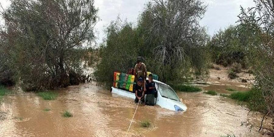 سيدي بوزيد..انقاذ شابين كانا داخل شاحنة جرفتها السيول..