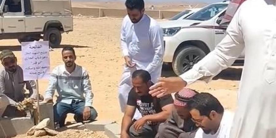 بالفيديو .. رائحة المسك تفوح من قبر الشهيد ماهر الجازي