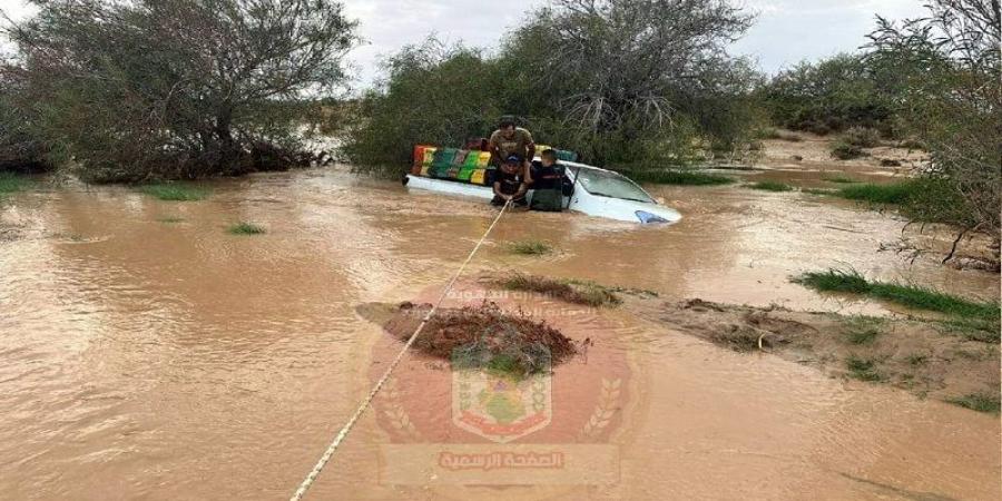 سيدي بوزيد.. انقاذ شابين على متن شاحنة جرفتها مياه وادي كراد