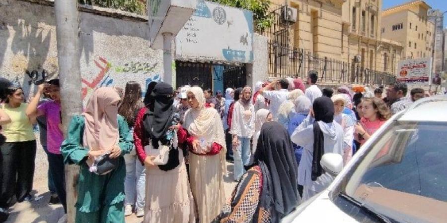 ثمنها 1000 دولار.. ضبط طالب بسماعة ذكية وجهاز إرسال في لجنة ثانوية عامة بالقليوبية