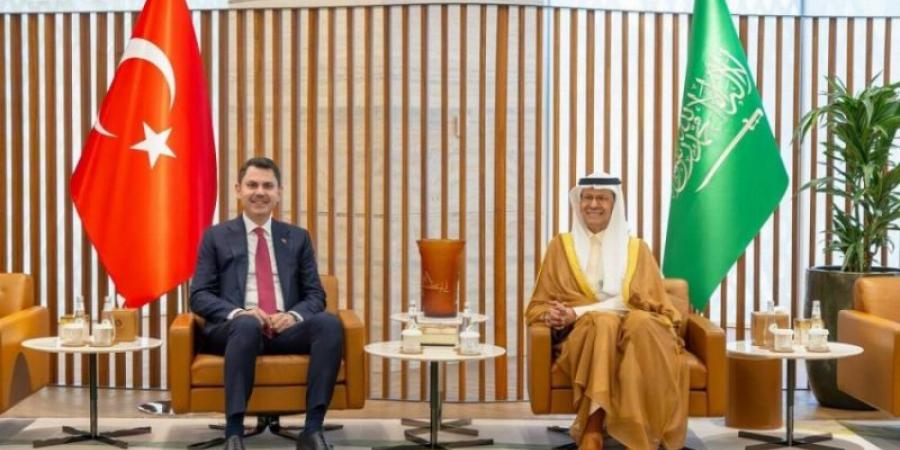 وزير الطاقة يجتمع مع وزير البيئة والتخطيط العمراني والتغير المناخي في تركيا ورئيس مؤتمر الأطراف الحادي والثلاثين (COP31)