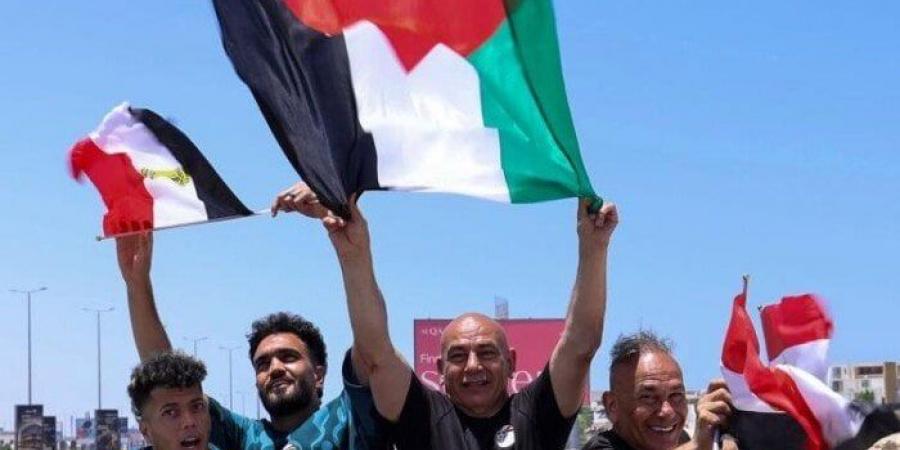 إعلام إسرائيلي يبرز رفع حسام حسن علم فلسطين في العلمين الجديدة