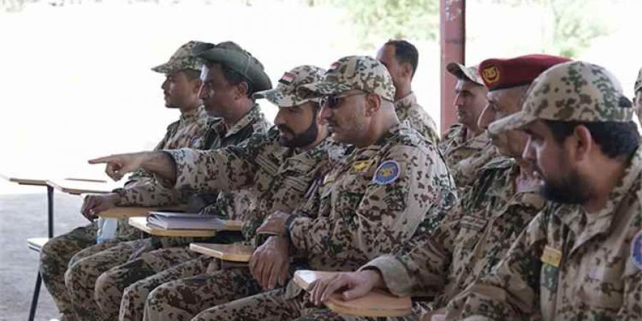طارق صالح يظهر بالبزة العسكرية في تمرين استراتيجي يرعب الحوثيين ويشدد على رفع الجاهزية - [فيديو]