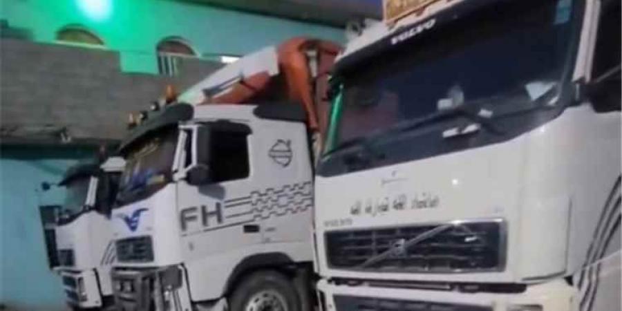 لليوم السابع.. شاحنات محملة بالدقيق تتكدس في منفذ الراهدة بسبب جبايات الحوثيين وتحذيرات من موجة غلاء حادة - [فيديو]