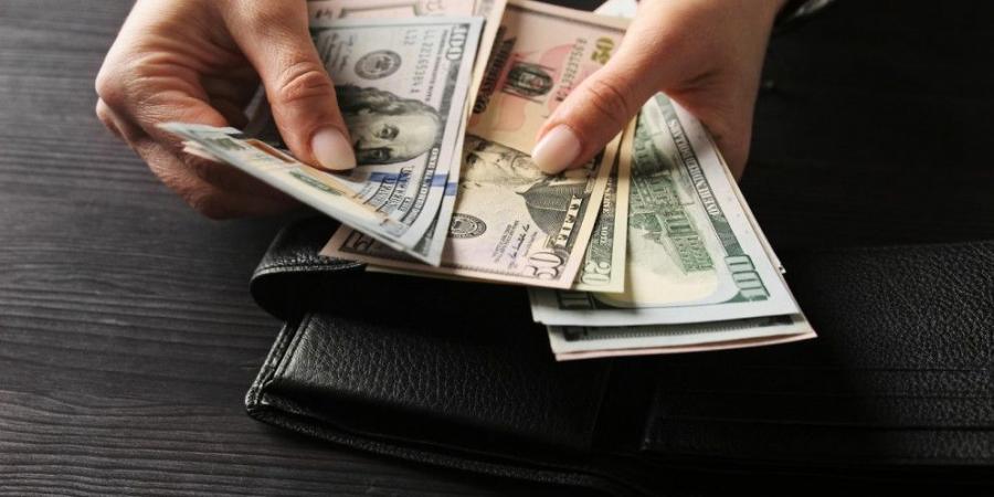 الدولار تحت ضغط مع تراجع توقعات رفع الفائدة بعد بيانات تضخم