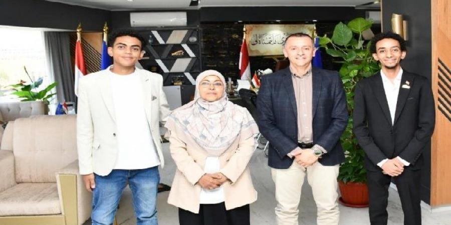 محافظ أسوان يكرم الطالب مروان محمود الفائز بجائزة الدولة للمبدع الصغير