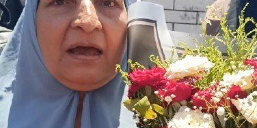 بـ «الذهب والورود والأحضان».. جَدّة بالمنيا تخطف الأنظار أمام لجان الثانوية العامة.. فيديو وصور