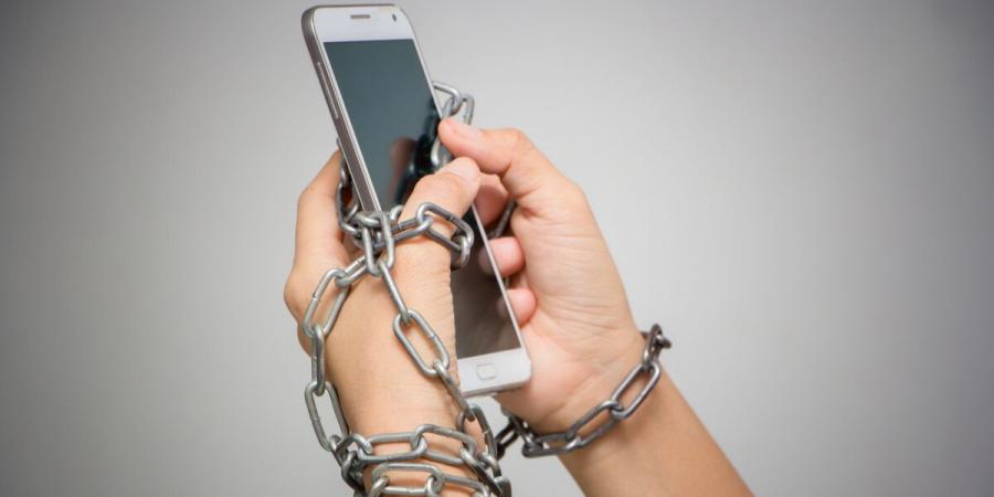 كم مرة تتناول هاتفك يومياً ؟  النتيجة قد تصدمك