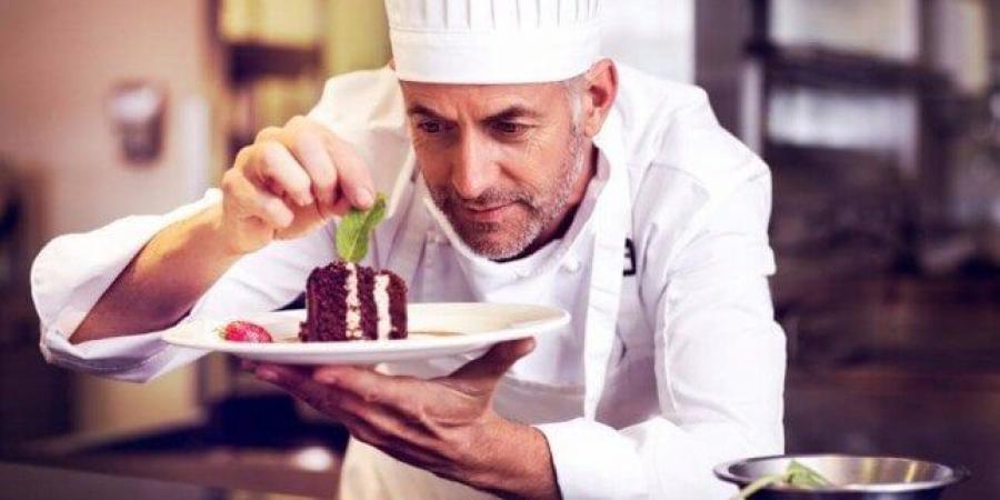 بالشركات الغذائية.. مطلوب شيفات وحلوانية برواتب 9700 جنيه