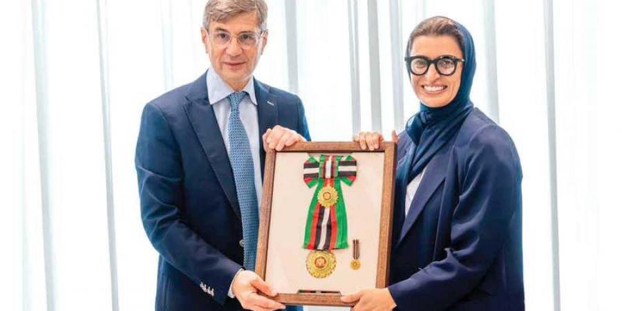 رئيس الدولة يمنح سفير فرنسا وسام زايد الثاني.. وسفير بلجيكا وسام الاستقلال