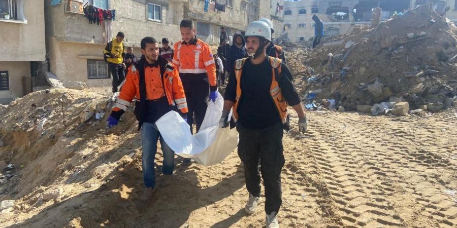 الدفاع المدني يستأنف انتشال جثامين الشهداء بغزة رغم نقص الإمكانات