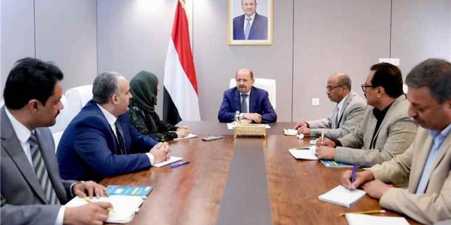 رئيس الوزراء يترأس اجتماع اللجنة العليا لتسويق النفط ويوجه بتسريع خطط التصدير
