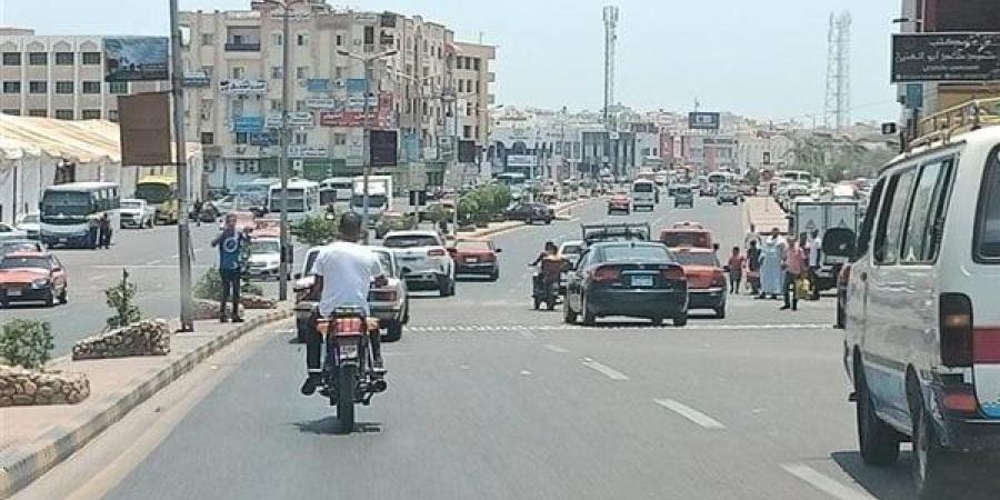 انسياب حركة السيارات بمعظم الطرق.. وأعمال المترو تبطئ المرور بشارع الهرم