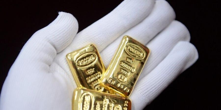 الذهب يتراجع مع توقعات رفع الفائدة الأمريكية وتجاوز سعر برنت 100 دولار