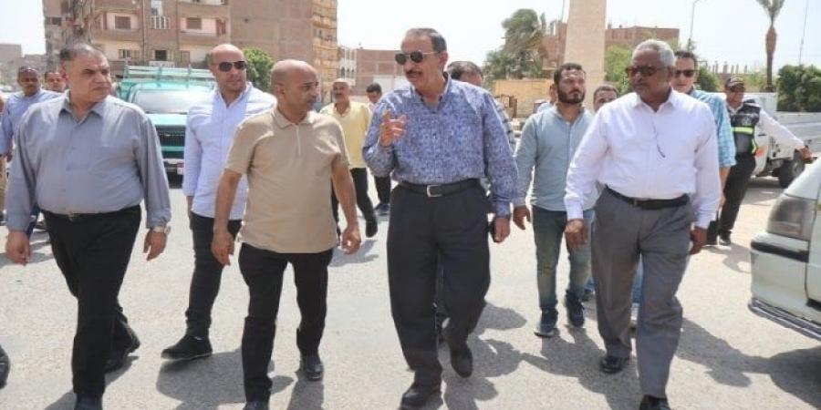 محافظ سوهاج يتفقد أعمال رصف وتوسعة طريق الحواويش