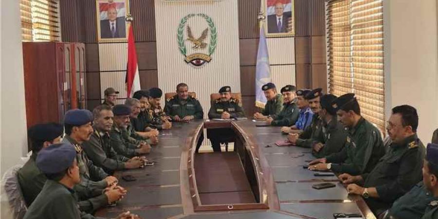 مدير عام شرطة شبوة يترأس اجتماعاً أمنياً موسعاً ويوجه برفع الجاهزية إلى الدرجة القصوى