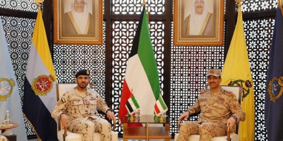 الكويت.. رئيس الأركان يبحث مع مسؤول عسكري إماراتي سُبل تطوير التعاون العسكري