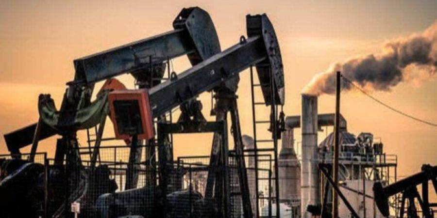 تحركات الأسواق العالمية.. النفط يهبط 5% بعد توقف الهجمات الأمريكية والإيرانية مطلع الأسبوع