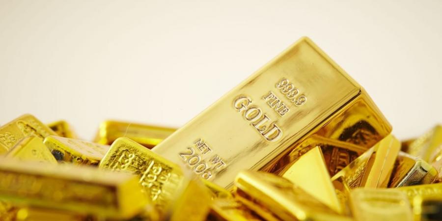 الذهب يرتفع بأكثر من 1% مع انخفاض أسعار النفط