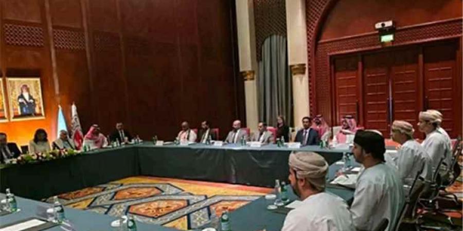 كواليس مفاوضات مسقط.. الوساطة العمانية تواجه عقبات بعد رفض الحوثيين التنازل عن المطارات والموانئ