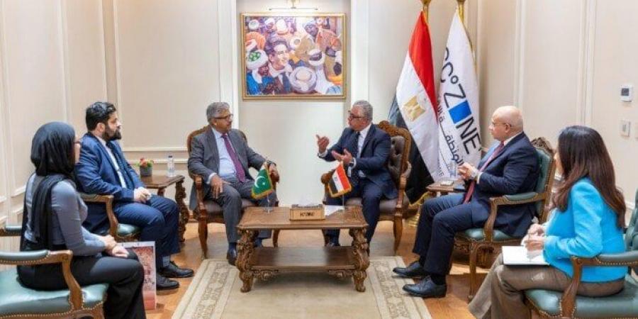 رئيس «اقتصادية قناة السويس» و السفير الباكستاني لدى القاهرة يبحثان تعزيز التعاون في القطاعات الصناعية المستهدفة
