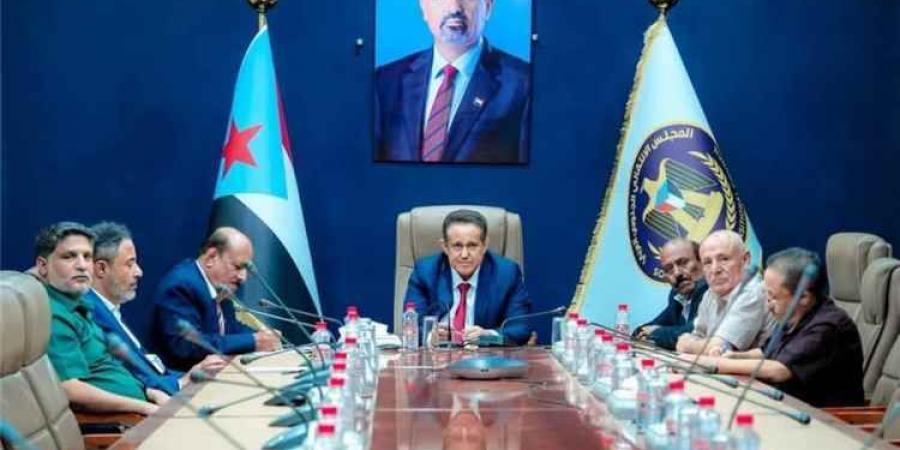 الإمارات تعيد الانتقالي المنحل إلى الواجهة وسط تحركات الزُبيدي