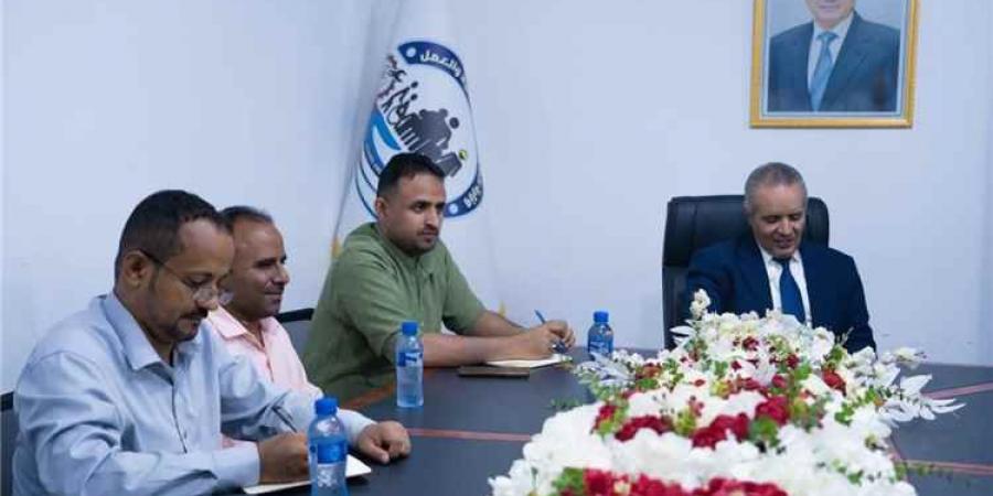وزير الشؤون الاجتماعية والعمل يناقش سبل تعزيز برامج تأهيل المكفوفين وتمكينهم ودمجهم في سوق العمل