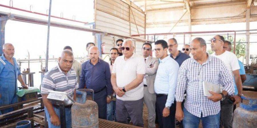 محافظ مطروح يتفقد محطة تعبئة أسطوانات البوتاجاز