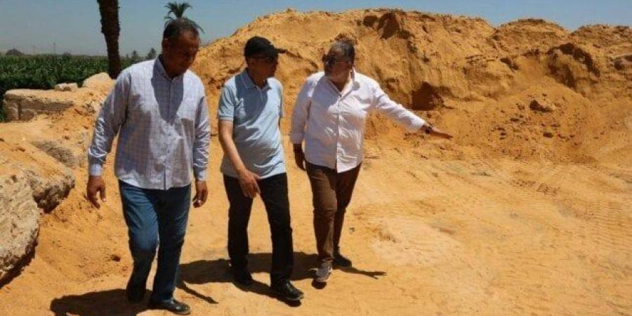 ضبط تشوينات ومعدات لبناء مخالف على أرض زراعية بالمنيا والمحافظ يأمر بمصادرتها