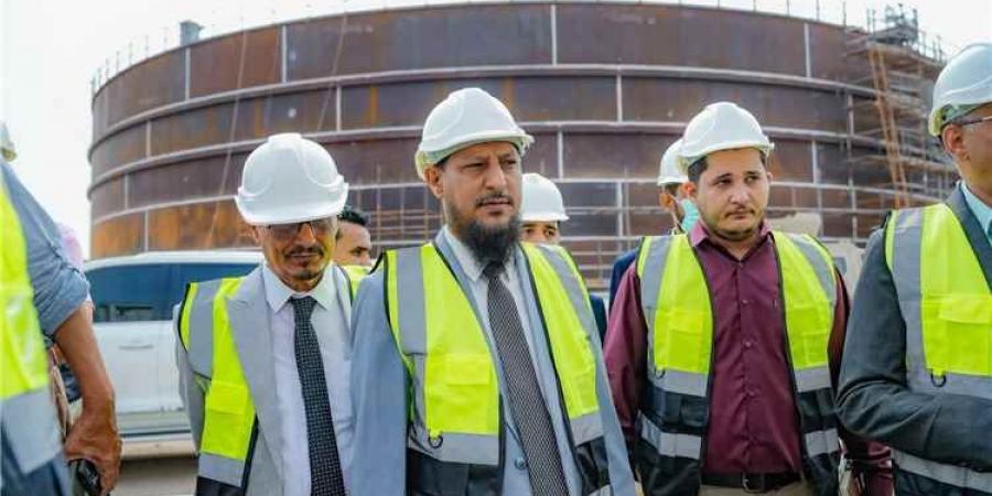 محافظ عدن شيخ يدشن اللمسات الأخيرة لمشروع المياه بالبرزخ ويوجه بإنقاذ الخزان القديم