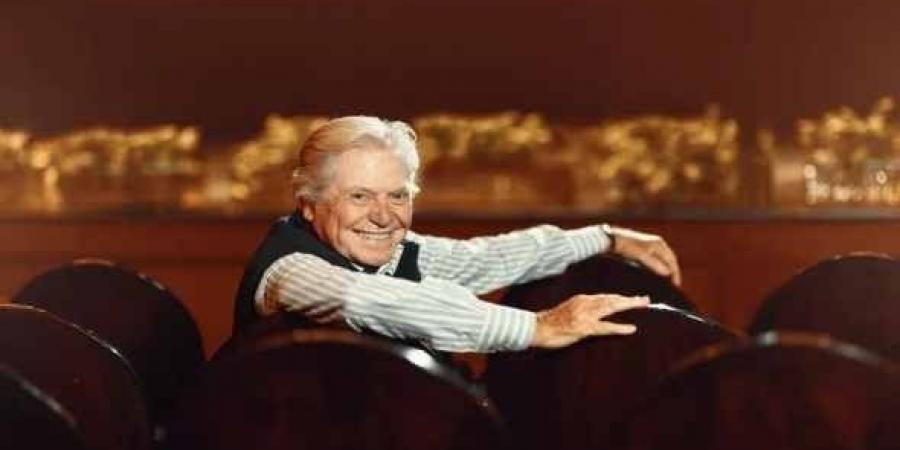 حسين فهمي يحصد جائزة شخصية العام السينمائية العربية في مهرجان كان السينمائي