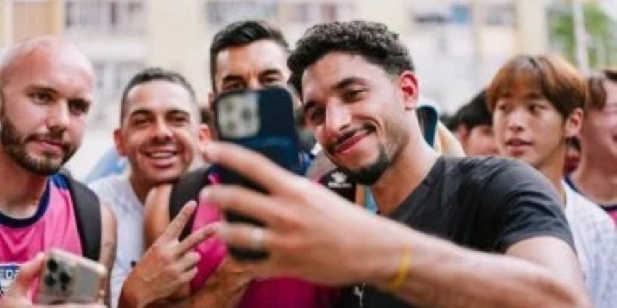 أول ظهور له مع بعثة "السيتيزنز" .. مرموش يخطف الأنظار في جولة مانشستر سيتي الآسيوية بصور تذكارية مع الجماهير