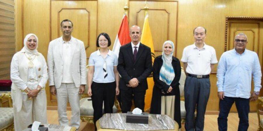 رئيس جامعة بني سويف يستعرض مع وفد جامعة نانجينغ الصينية تعزيز التعاون البحثي في مجال جودة المياه