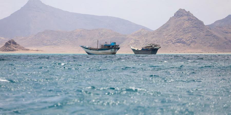 غرق سفينة قبالة سواحل المخا بعد تعرضها لهجوم بزورق سطحي غير مأهول ونجاة طاقمها
