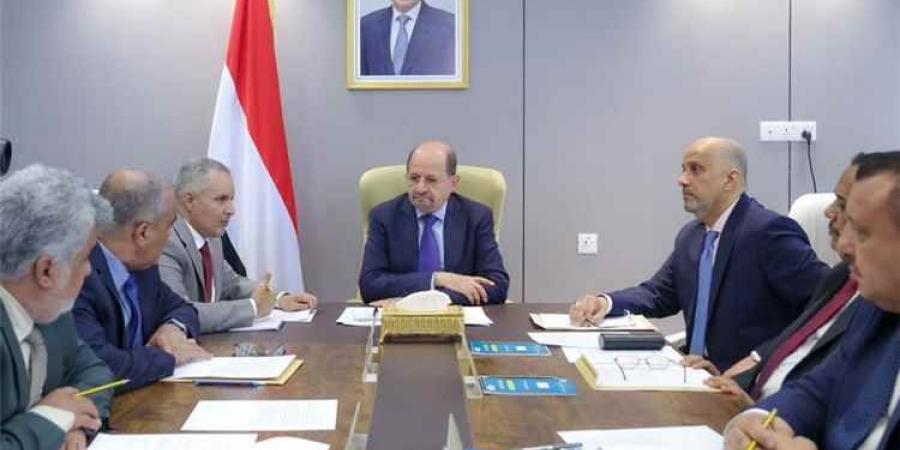 رئيس الوزراء يترأس اجتماعاً حاسماً للصندوق الاجتماعي في عدن.. ويضع "خطاً أحمر" أمام أي تدخل