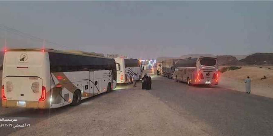 طوابير "نقطة الفلج" تمتد لكيلومترات.. مسافرون: "الانتظار يقتلنا"