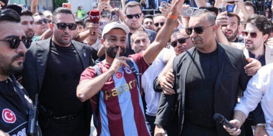 محمد صلاح يتلقى أغرب هدية في مسيرته