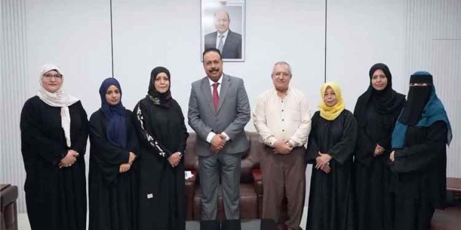 صراع يفكك "الطرق والجسور" من الداخل.. وصحفي يفجر فضيحة: الوزارة منشغلة بلقاءات "المرأة" وطرقنا تنهار!