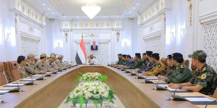بعد التصعيد الحوثي.. اجتماع عسكري موسع في مأرب ورسالة صارمة من العرادة