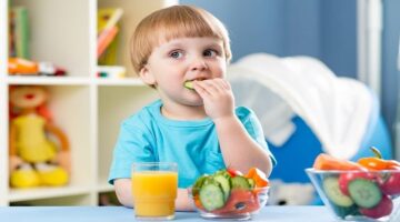 “تغذية الأطفال في الجو الحر” .. أطعمة لا تقدميها لطفلك أثناء الموجة الحارة