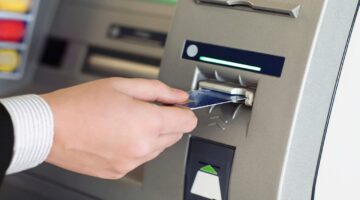 رسوم عمليات السحب النقدي والاستعلام عن الرصيد من ماكينات الصراف الآلي ATM