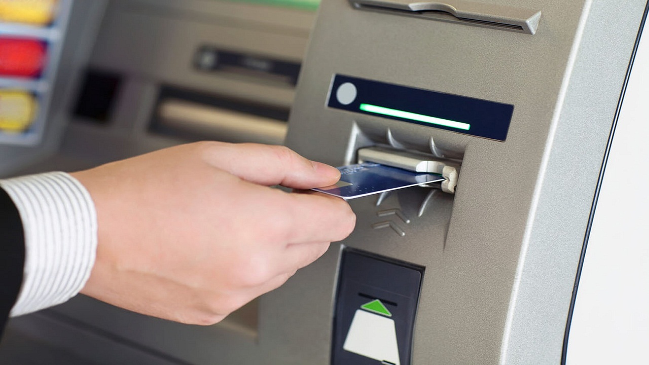 رسوم عمليات السحب النقدي والاستعلام عن الرصيد من ماكينات الصراف الآلي ATM