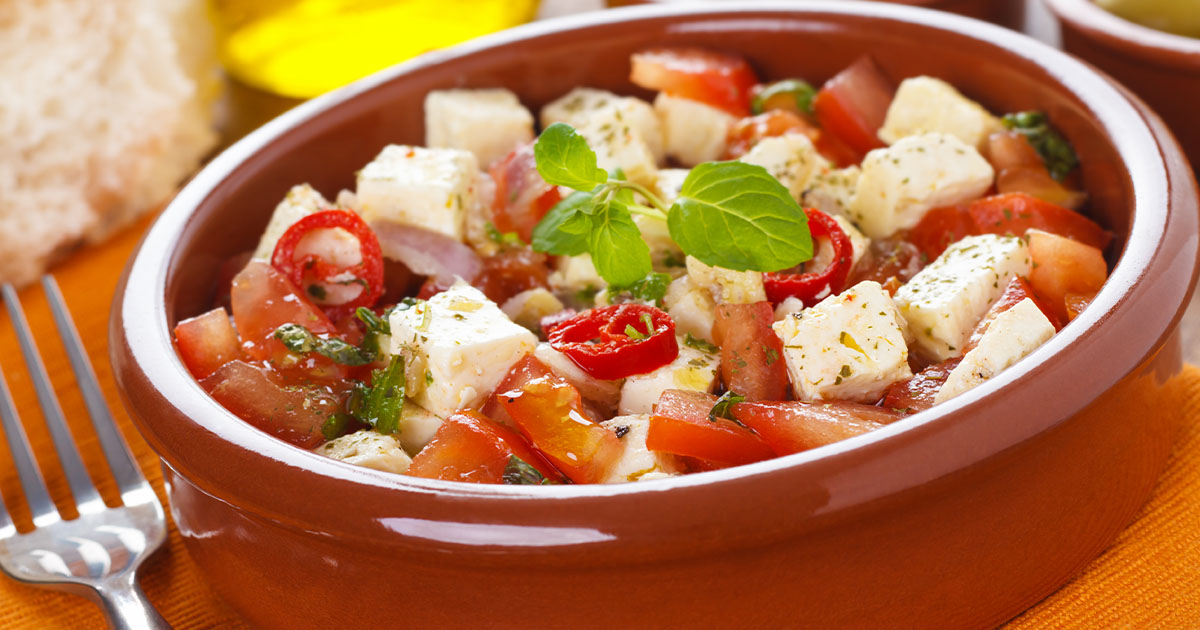 طريقة عمل الجبنة الفيتا بالطماطم بوصفة المطبخ اليوناني المميزة